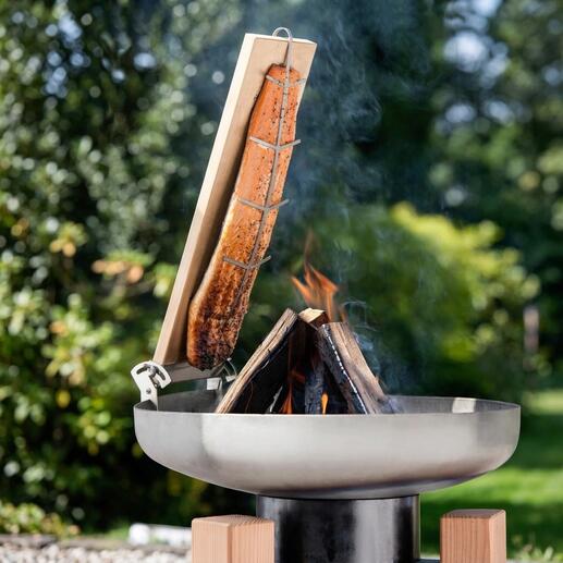Flammlachs-set met zalmfilet boven het vuur