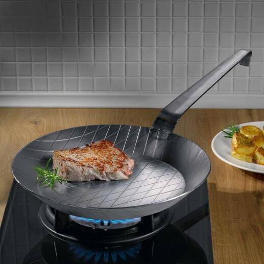 Gegoten braadpan met steak op het fornuis.
