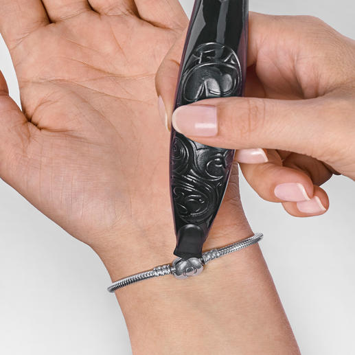 Voor zowel rechts- als linkshandigen is het sluiten van een armband geen probleem meer. Voor zowel rechts- als linkshandigen is het sluiten van een armband geen probleem meer.