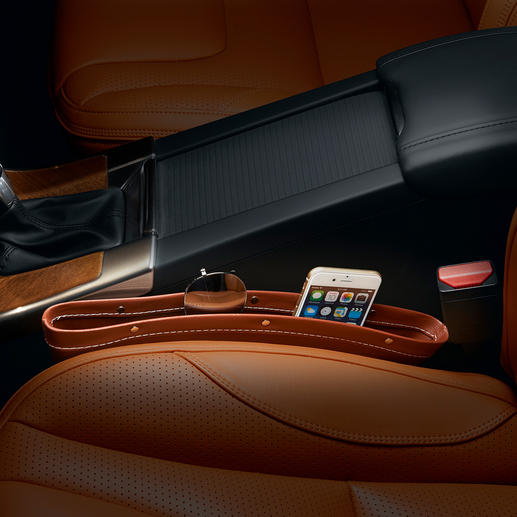 Gewoon tussen middenconsole en stoel klemmen – klaar. Gewoon tussen middenconsole en stoel klemmen – klaar.