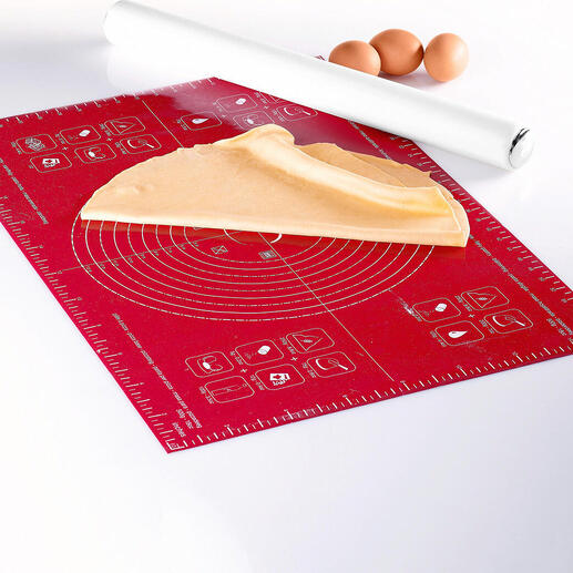 Siliconen uitrolmat met deeg en eieren op een witte achtergrond.