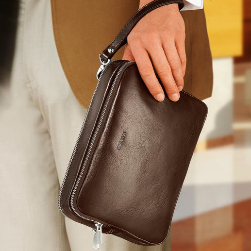 Met de leren lus kunt u de tas comfortabel om uw pols dragen. Met de leren lus kunt u de tas comfortabel om uw pols dragen.