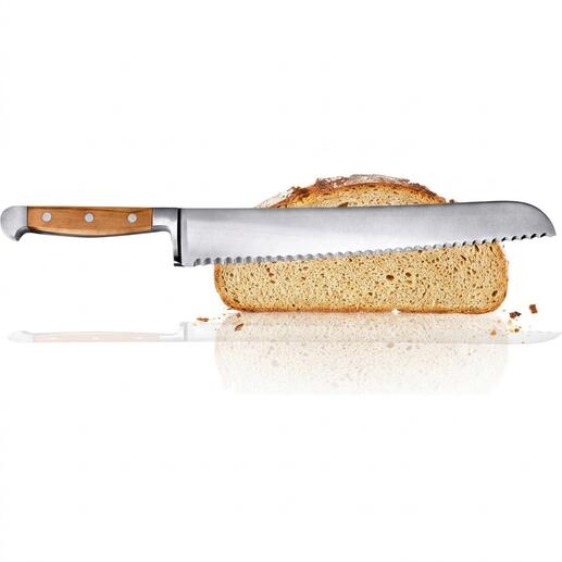 Broodmes met houten handgreep en gekartelde lemmet naast een sneetje brood.