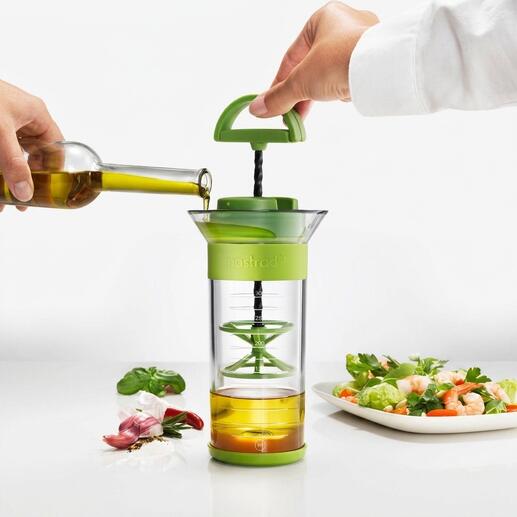 Qwik Wisk™ handmixer mengt olie en ingrediënten.