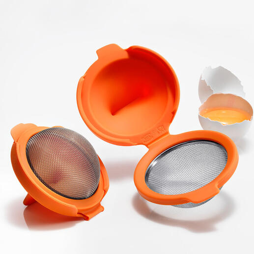 Oranje 2-delige eierpocheren set met een open ei op de achtergrond.