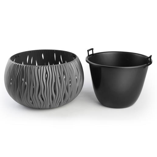 De binnenpot is er dankzij de in de rand verzonken grepen gemakkelijk uit te halen. De binnenpot is er dankzij de in de rand verzonken grepen gemakkelijk uit te halen.