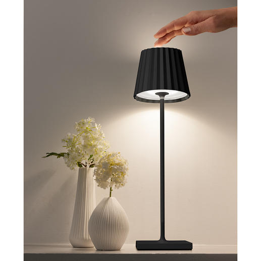 De lichtsterkte kunt u geheel aan uw wensen aanpassen, door de lampkop eenvoudigweg aan te raken. De lichtsterkte kunt u geheel aan uw wensen aanpassen, door de lampkop eenvoudigweg aan te raken.