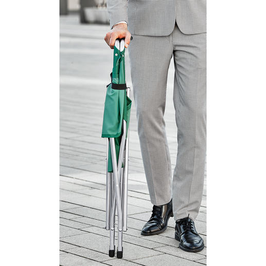 In een handomdraai in elkaar te klappen: handig als wandelstok. In een handomdraai in elkaar te klappen: handig als wandelstok.