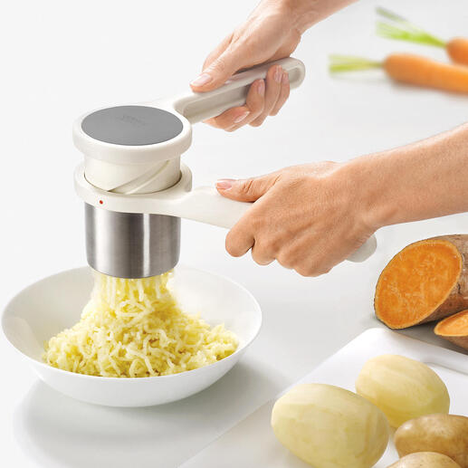 Handen gebruiken de Helix™ aardappelpers om aardappelen te crushen.