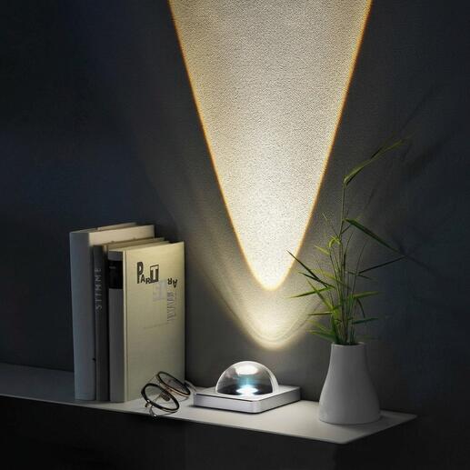 Effectlamp 'Adot AM5' straalt op de muur
