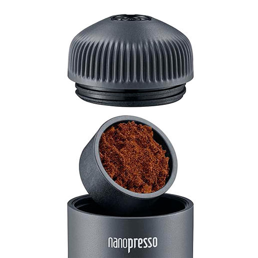 Het espressopoeder voegt u eenvoudig toe aan het zeefje in de zetkop.