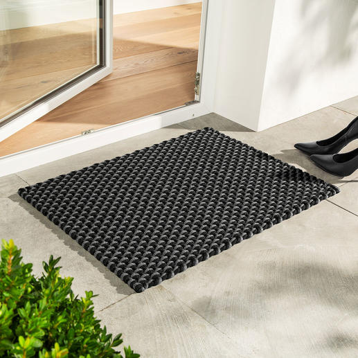 De gevlochtene mat in maat 72x 52 cm en in zwart/grijs is de perfecte deurmat.