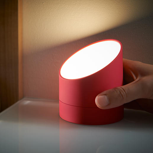 Gewoon op zijn kop zetten en de wekker verandert in een handige, dimbare lamp. Gewoon op zijn kop zetten en de wekker verandert in een handige, dimbare lamp.
