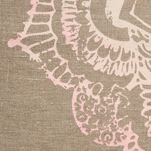 Volledig met de hand aangebrachte ornamentprint met verfijnd kleurenverloop. Volledig met de hand aangebrachte ornamentprint met verfijnd kleurenverloop.