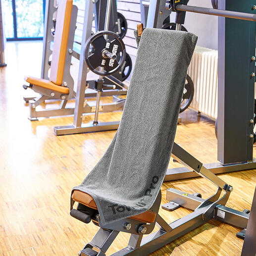 Magnetisch sporthanddoek op een trainingsbank in de sportschool