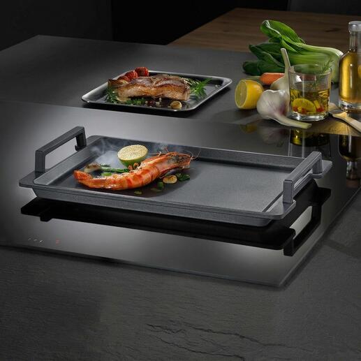 Teppanyaki-plaat met garnalen en groenten op een kookplaat.