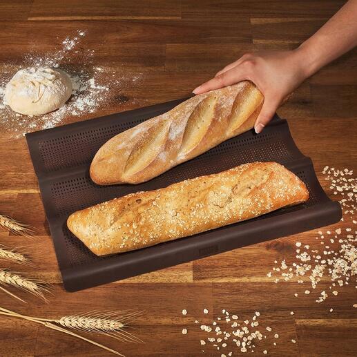 Siliconen baguette bakmat met twee vers gebakken baguettes.