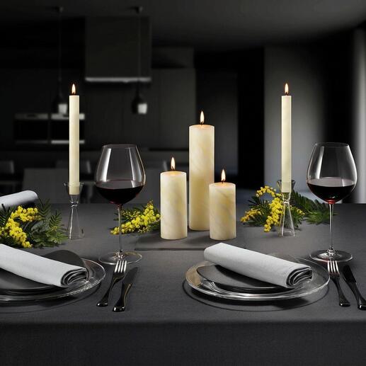 Elegante bijenwaskaarsen op een tafel voor een feestelijk diner.