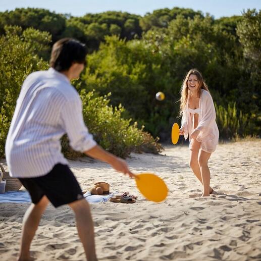 Stel op het strand, speelt handgemaakt beachball spel