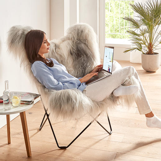De rugleuning van deze fauteuil heeft een royale breedte en hoogte, en zit heerlijk comfortabel, ook voor grotere personen. De rugleuning van deze fauteuil heeft een royale breedte en hoogte, en zit heerlijk comfortabel, ook voor grotere personen.
