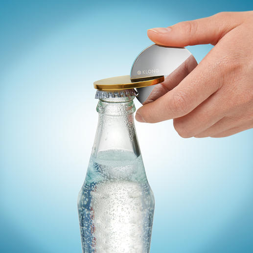 Een kleine ruk omhoog is voldoende om de fles te openen. Een kleine ruk omhoog is voldoende om de fles te openen.