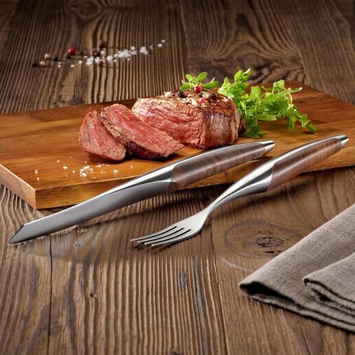 Steakmes en vork set geserveerd met een steak.
