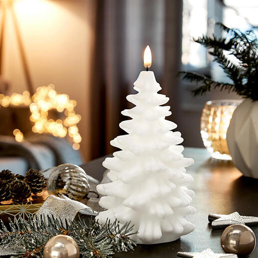 LED-kaars in de vorm van een kerstboom, versierd met kerstversieringen.