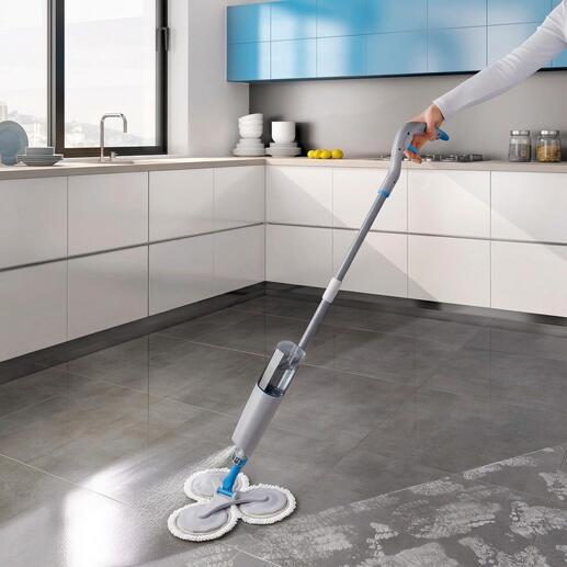 360° spray mop wordt op een vloer gebruikt.