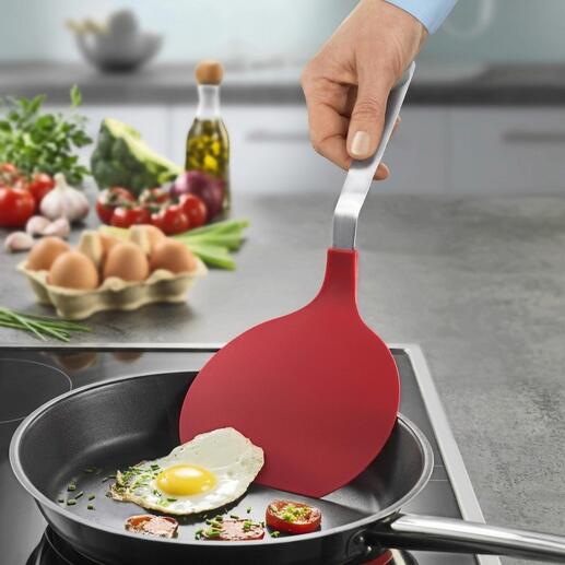 XXL-pannenlikker in actie, tilt een spiegelei uit de pan.