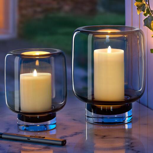 Het grijs glanzende rookglas zorgt bij het warme licht van een kaars voor een heel aangename sfeer.
