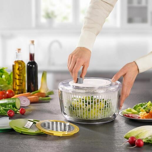 Joseph Joseph Multi-Prep™ set bij het bereiden van salade met groenten.