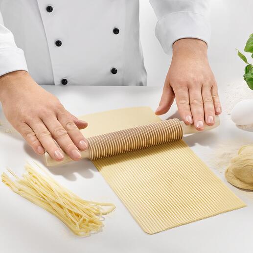 Spaghetti- of Fettuccinesnijder Huisgemaakte pasta, perfect gelijkmatig gesneden en dat zonder een apparaat.