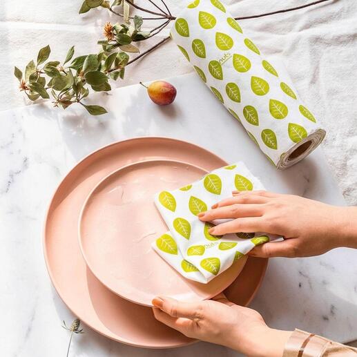 Herbruikbare keukenrol met groen bladdesign op een tafel