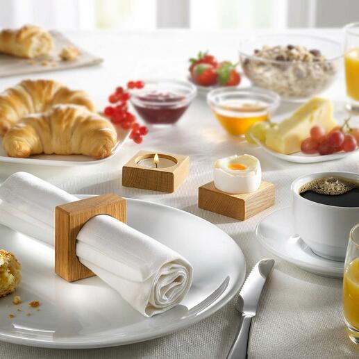 Houten servetringen op een feestelijk gedekte tafel