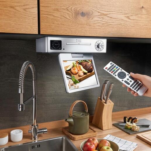 Keuken-multimediacentrum met tablet en afstandsbediening aan de muur gemonteerd