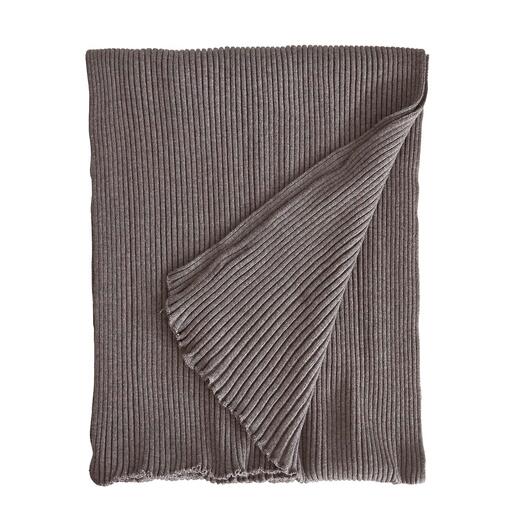 3-in-1 geplisseerde stola in taupe, plat gelegd met fijne plooien.
