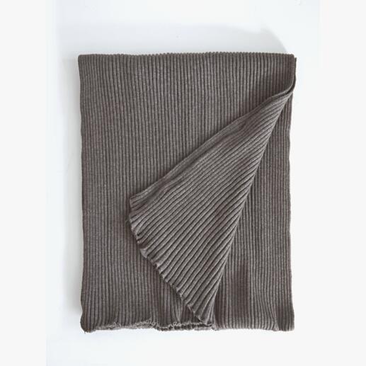 3-in-1 geplisseerde stola in taupe, plat gelegd met fijne plooien.