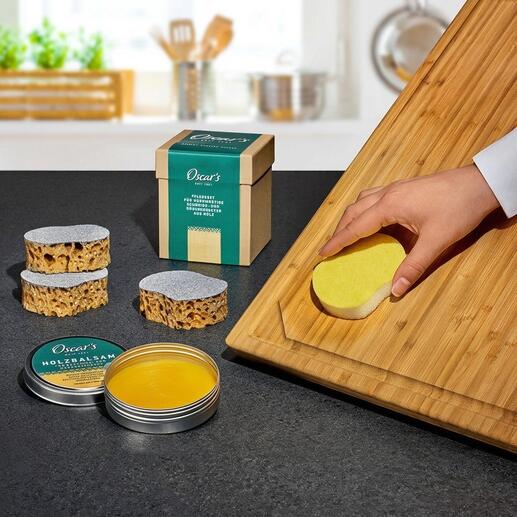 Oscar's houtverzorgingset met reinigings- en verzorgingsmaterialen op een houten snijplank.