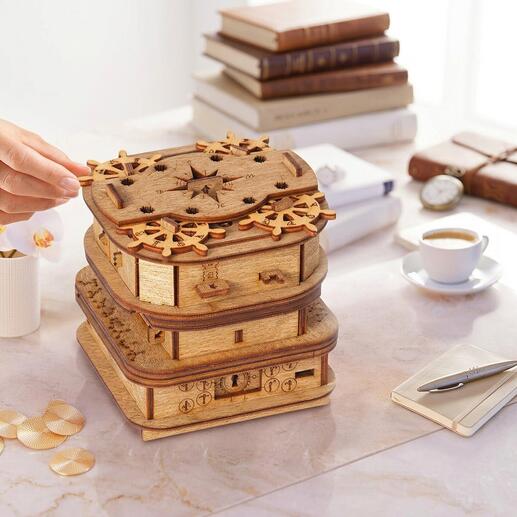 Houten doos met meerdere speelstukken en puzzels op het deksel.
