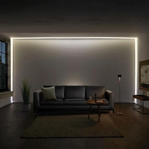 LED-raam-effectlamp boven een moderne bank