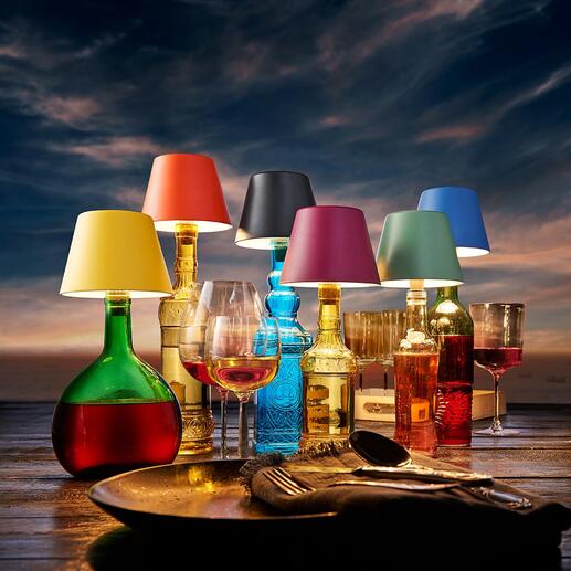 De led-lampenkappen veranderen al uw decoratieve flessen (leeg of nog vol) in bijzondere tafellampen.