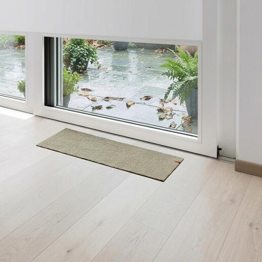 Terrasdeur mat in beige voor een glazen deur.