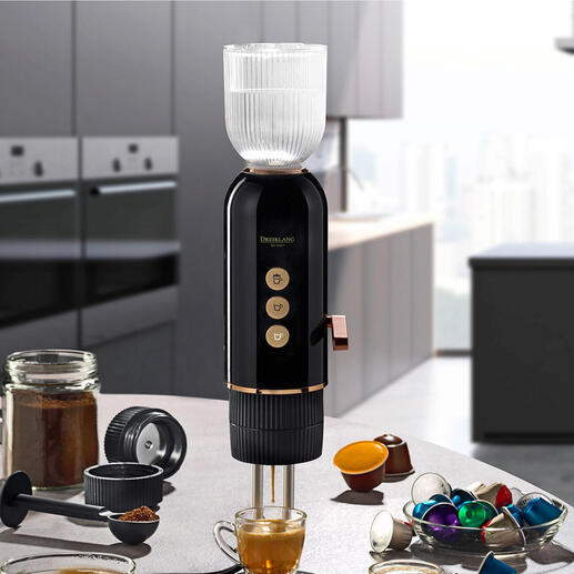 4-in-1 koffie- en theemaker met kopjes en accessoires in een moderne keuken