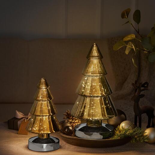 Verlichte glazen kerstboom Zo magisch als een betoverd bos: dennenbomen van metallic-glas met een sprookjesachtige gloed.