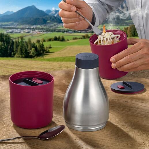 2-in-1 lunchcontainer en drinkfles, gebruikt in een berglandschap.