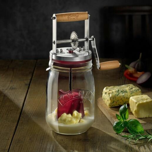 Boterpot met handkurbel op een houten tafel met boter