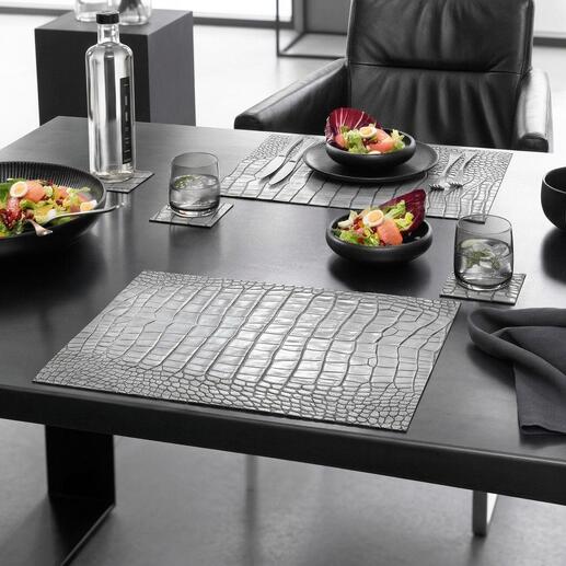 Tafelset of glazen onderzetter in krokodillenontwerp op een gedekte tafel.