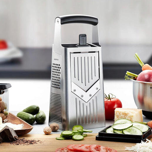 Torenrasp met V-schaaf op een keukentafel, omringd door verse groenten en ingrediënten.