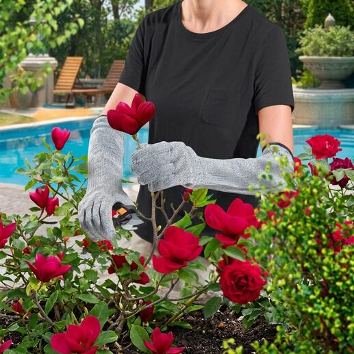 Tuinierster met safety-tuinhandschoenen snijdt een bloem.