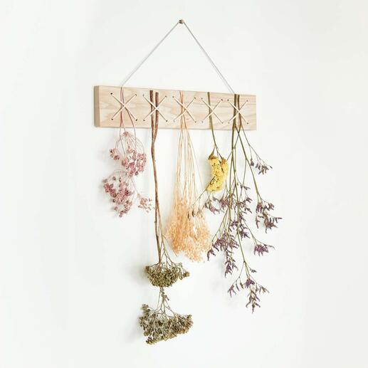Eenvoudig ondersteboven in de elastische banden geklemd drogen uw bloemen, thee- en keukenkruiden bijzonder zorgvuldig.